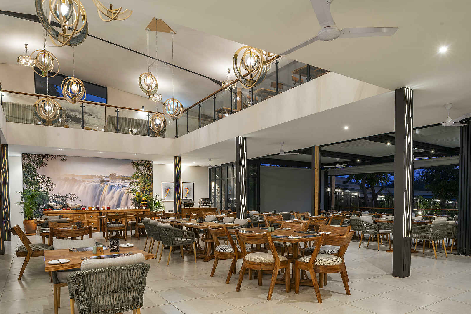 Waterfalls Lodge: Restaurant Waterfalls Lodge: Restaurant