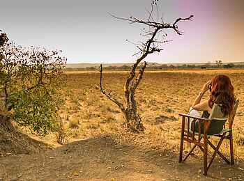 Chilo Mahove Tented Camp: Blick über das weite Flussufer Chilo Mahove Tented Camp: Blick über das weite Flussufer