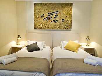 Galton House: Doppelbett im Elefantenzimmer