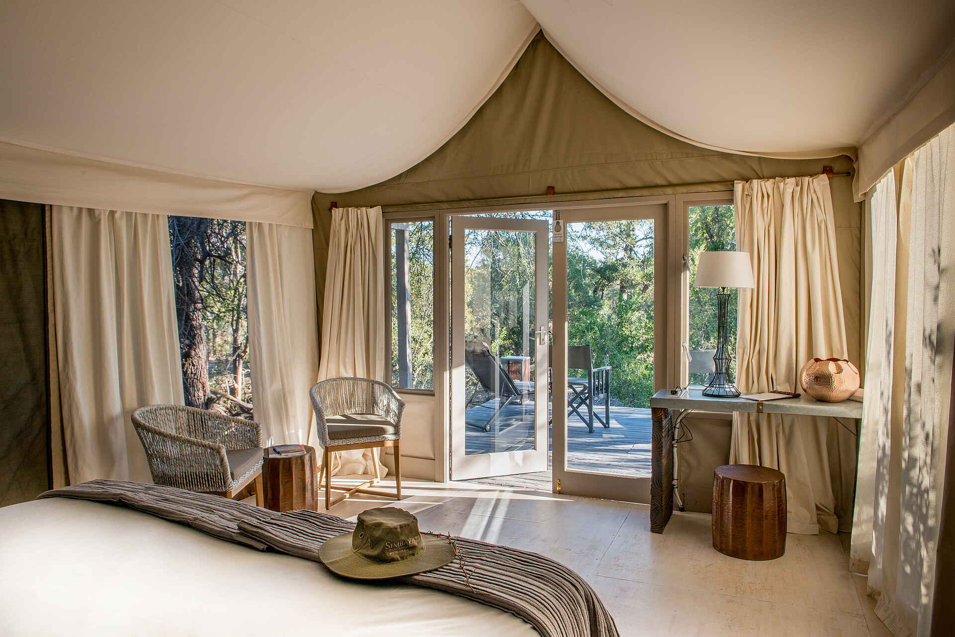 Simbavati River Lodge: Helles Gästezimmer mit Terrasse Krüger Nationalpark, Safari, Simbavati River Lodge, Timbavati Game Reserve, Gästeunterkunft