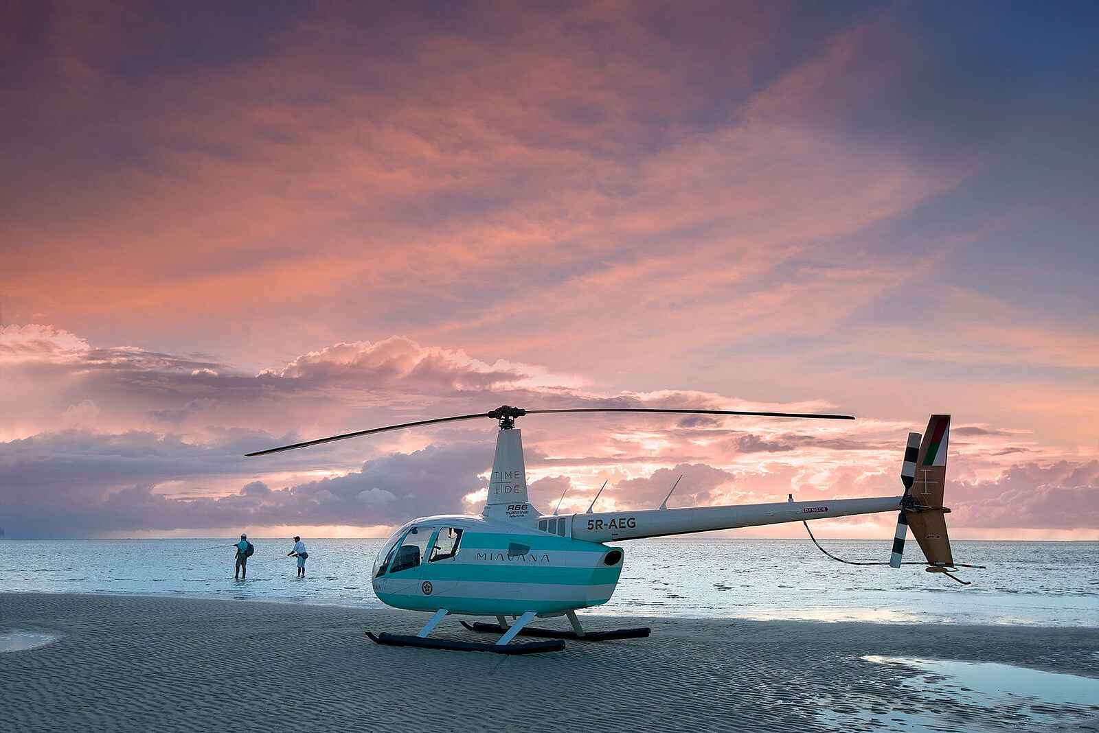 Time + Tide Miavana: Helikopterlandung auf Sandbank Time + Tide Miavana: Helikopterlandung auf Sandbank
