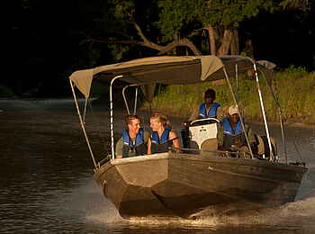 Time + Tide Nsolo: Flussfahrt im Dunkel