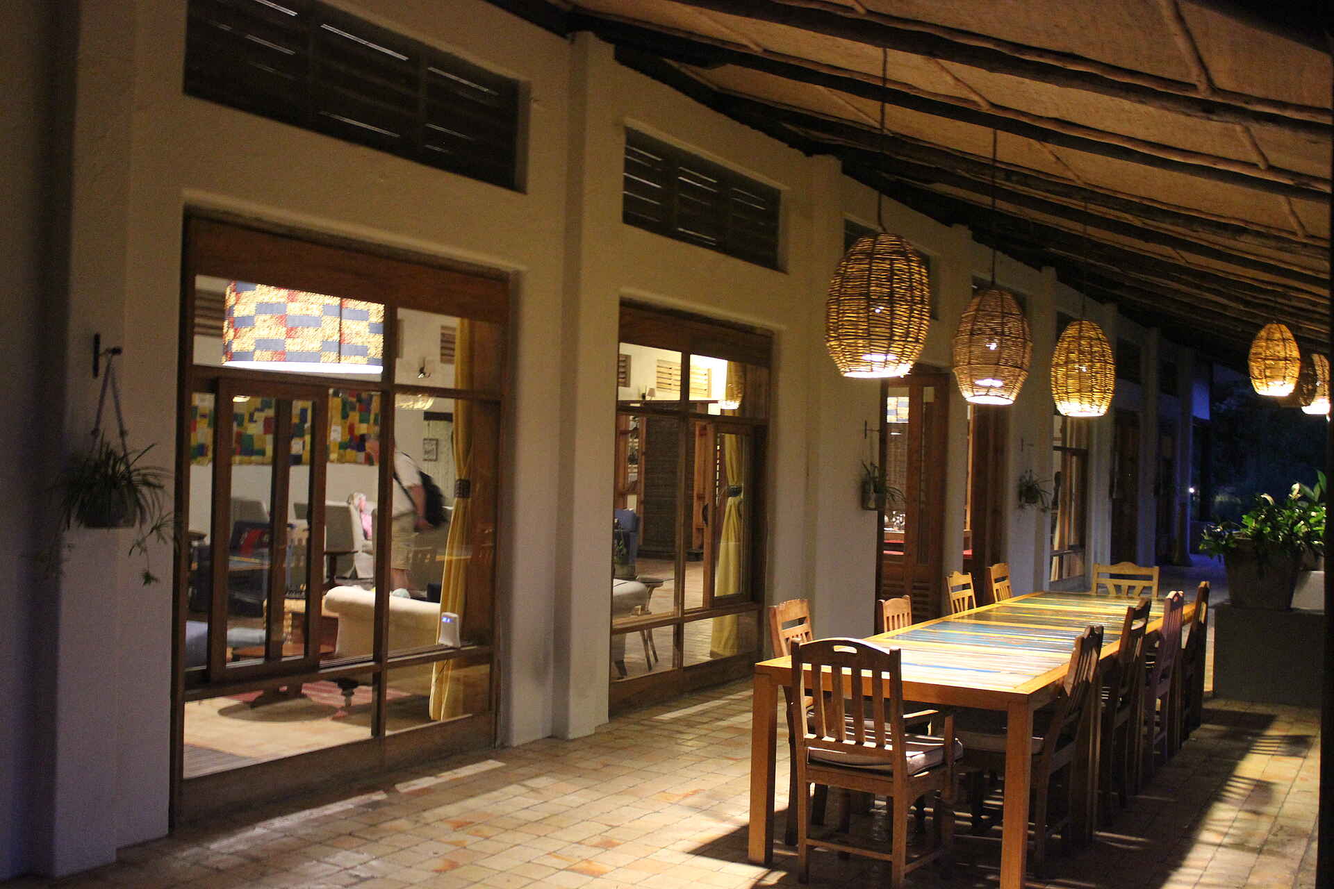 Volcanoes Kyambura Gorge Lodge: Esstisch auf der Terrasse