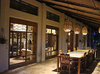 Volcanoes Kyambura Gorge Lodge: Esstisch auf der Terrasse Volcanoes Kyambura Gorge Lodge: Esstisch auf der Terrasse