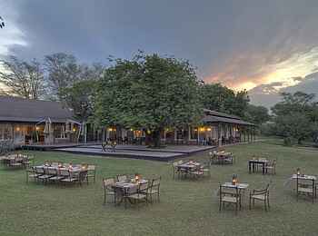&Beyond Kirkman's Camp: Blick über den Rasen auf das Haupthaus &Beyond Kirkman's Camp: Blick über den Rasen auf das Haupthaus