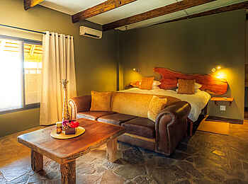Bagatelle Kalahari Game Ranch: Pool Room Bett