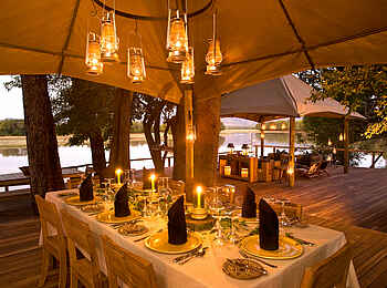Chindeni Bushcamp: Festliches Abendessen Chindeni Bushcamp: Festliches Abendessen