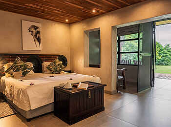Chobe River Lodge: Schlafbereich mit Blick auf die Terrasse Riverview Suite