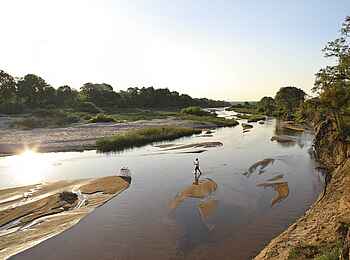Dulini Leadwood Lodge: Sundowner auf einer Flussbank