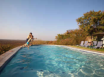 Etosha Safari Lodge: Badespaß Etosha Safari Lodge: Badespaß