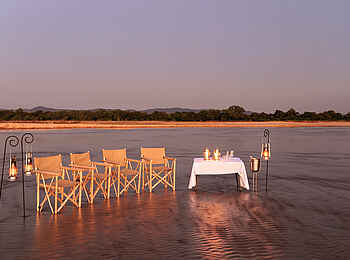 Kapamba Bushcamp: Sundowner im seichten Wasser Kapamba Bushcamp: Sundowner im seichten Wasser