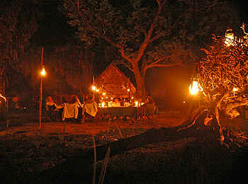 Lake Manze Camp: Abendessen unter Sternen Lake Manze Camp: Abendessen unter Sternen