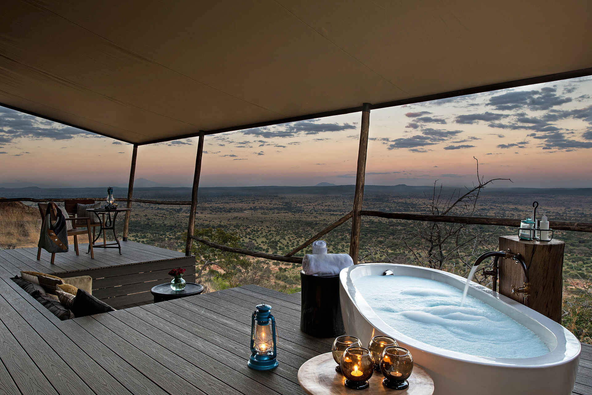 Lemala Mpingo Ridge Lodge: Badewanne auf der Veranda