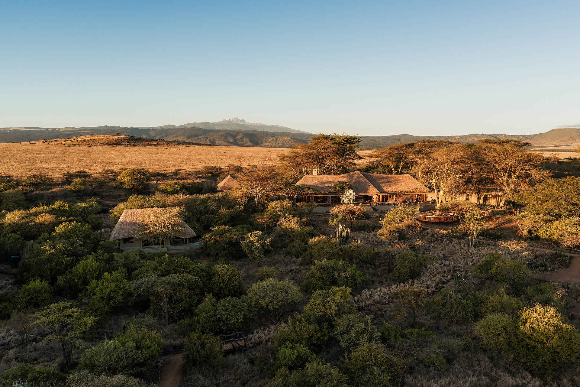Lewa Safari Camp: Sonnenaufgang über dem Gemeinschaftsbereich Lewa Safari Camp: Sonnenaufgang über dem Gemeinschaftsbereich