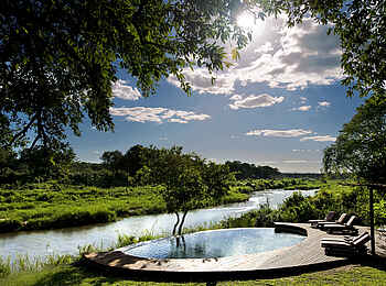 Lion Sands Tinga Lodge: Pool am Flussufer