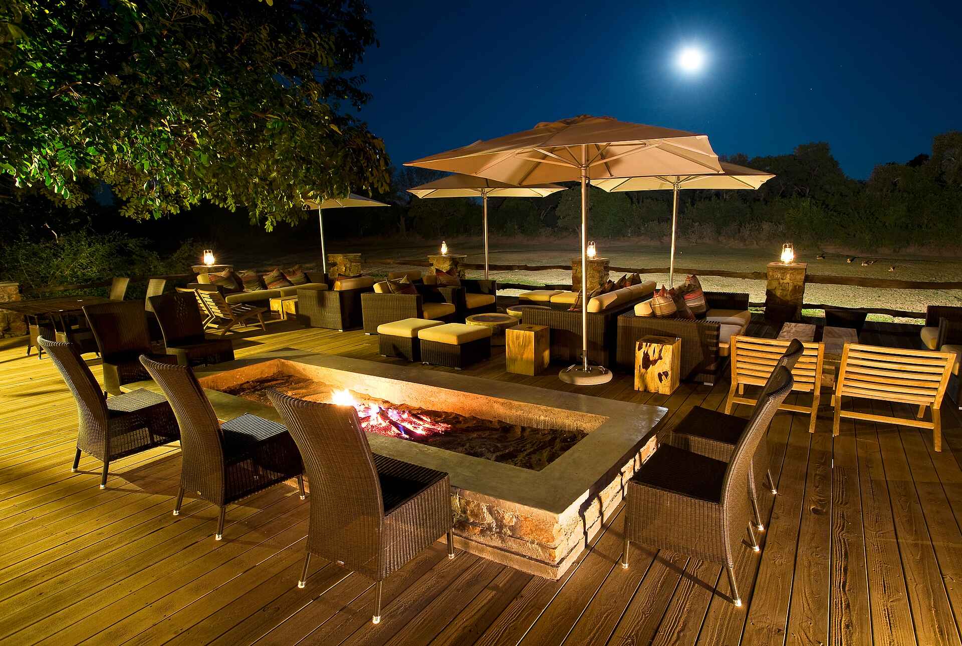 Mfuwe Lodge: Mondlicht auf der Terrasse Bushcamp Company, Luangwa River, Luangwa-Tal, Mfuwe Lodge, Paul Allen, Sambia, South Luangwa National Park, Walking Safari, Abendbeleuchtung, Deck, Mondschein, Afrikarma, Afrikarma Safaris, Afrikarma.de