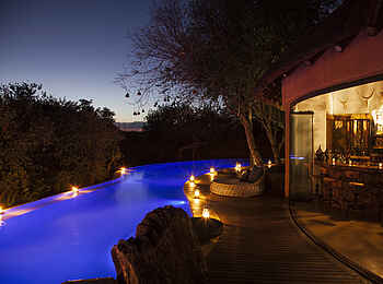 Molori Safari Lodge: Blaue Stunde an der Bar in der Main Lodge