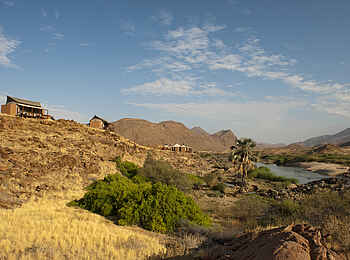Okahirongo River Camp: Panorama mit Fluss und Camp Okahirongo River Camp: Panorama mit Fluss und Camp
