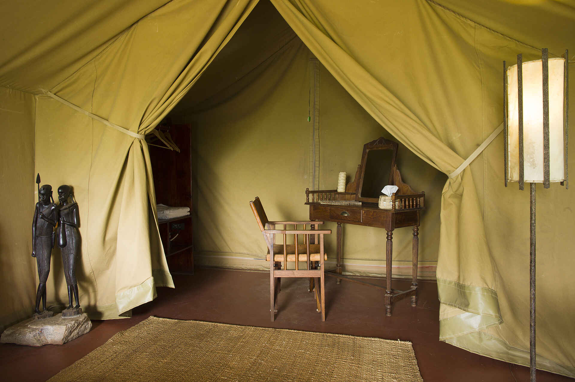 Ngorongoro Conservation Area, Olduvai Camp, Olduvai Gorge, Tanganyika Expeditions, Gästechalet, Schreibtisch, Stuhl, Afrikarma, Afrikarma Safaris, Afrikarma Safaris - Wildnis. Hautnah., Afrikarma.de