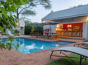 PheZulu Guest Lodge: Blick auf die Poolbar