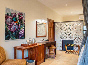 Shongwe Oasis Lodge: Deluxe Triple Room Blick hinein