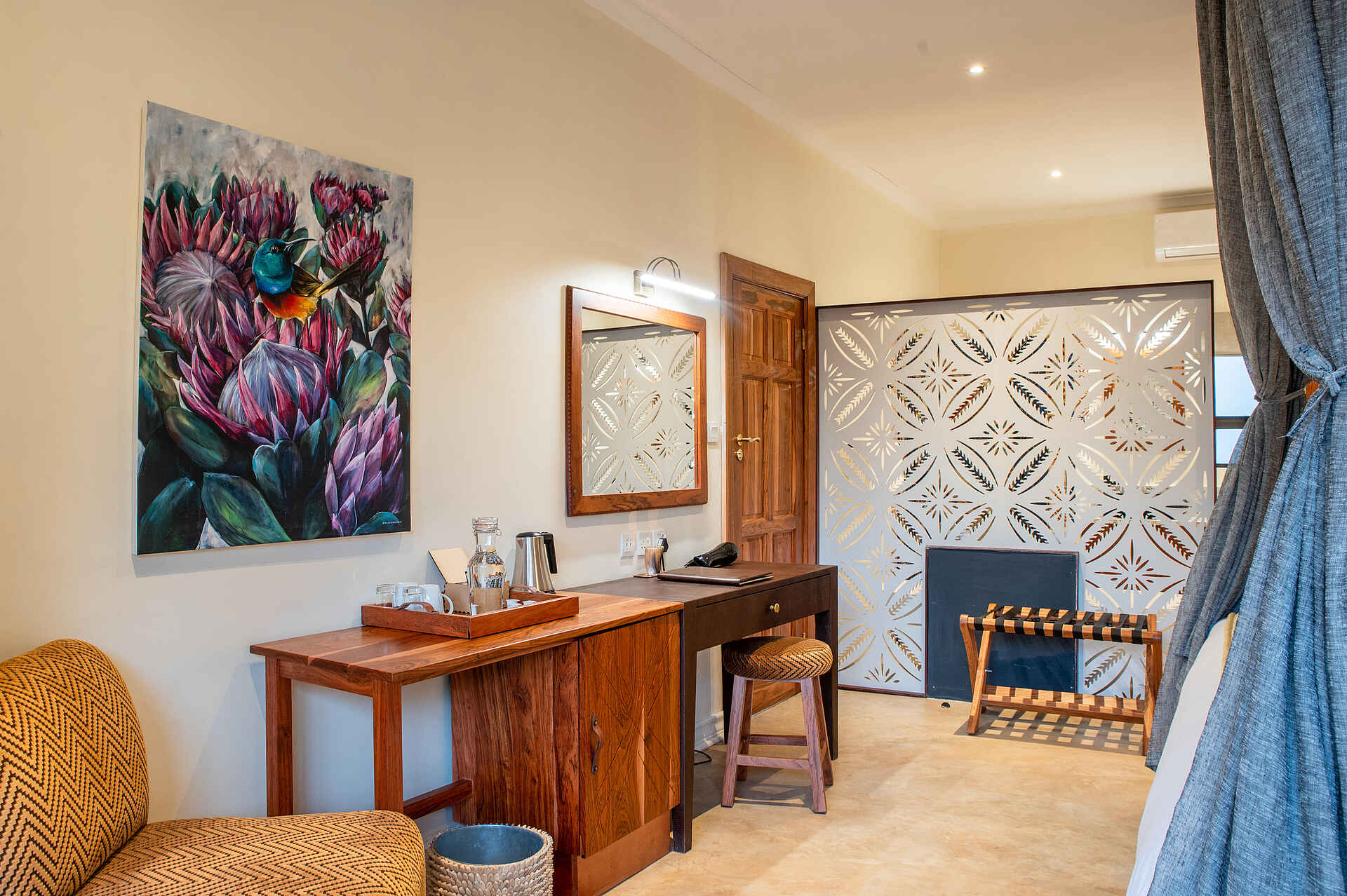 Shongwe Oasis Lodge: Deluxe Triple Room Blick hinein