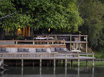 Simbavati Waterside Lodge: Aussendeck