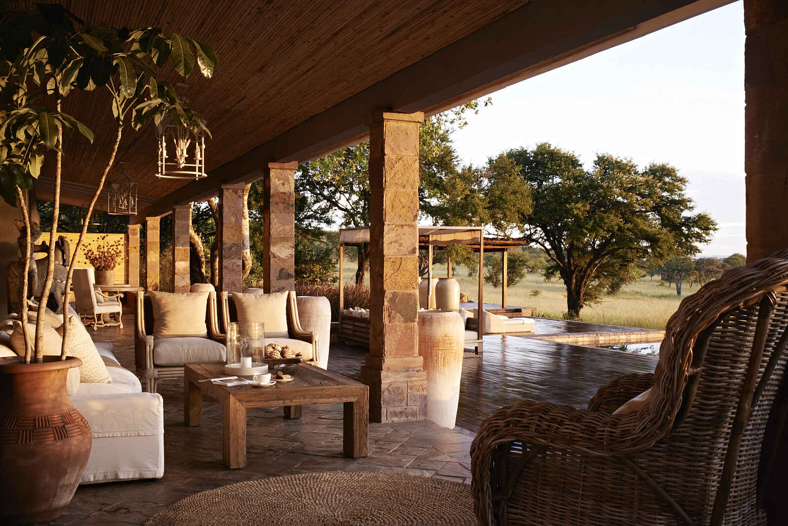 Singita Serengeti House: Veranda des Haupthauses Singita Serengeti House: Veranda des Haupthauses