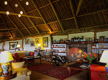 Sirikoi: Lounge mit Kamin in der Hauptlodge