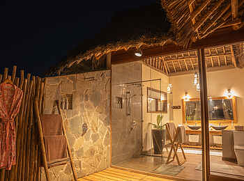 Soroi Lions Bluff Lodge: Blick ins Badezimmer von außen