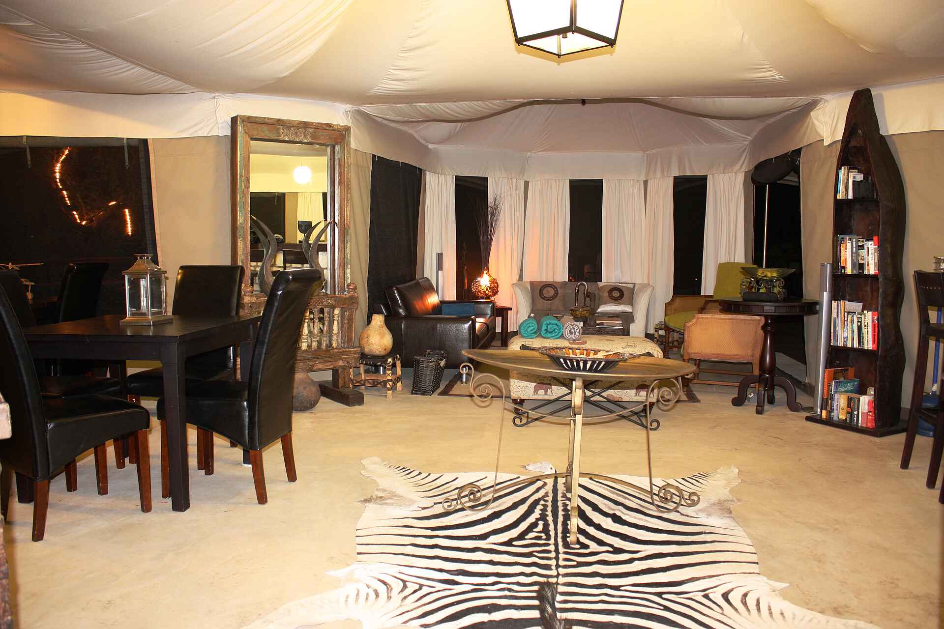 Taranga Safari Lodge: Gemütlicher Loungebereich Angola, Caiprivi, Caiprivi-Streifen, Camping, Flussufer, Jacobus Bruwer, Luxus, Namibia, Okavango, Okavango River, Rundu, Taranga, Taranga Safari Lodge, Zeltchalets, Entspannung, Erholung, Lounge, Service, afrikarma, afrikarma.de, Afrikarma Safaris