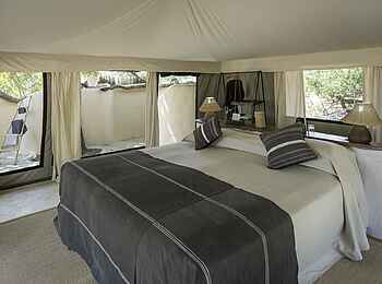 Tena Tena Camp: Doppelbett und Blick zum Bad