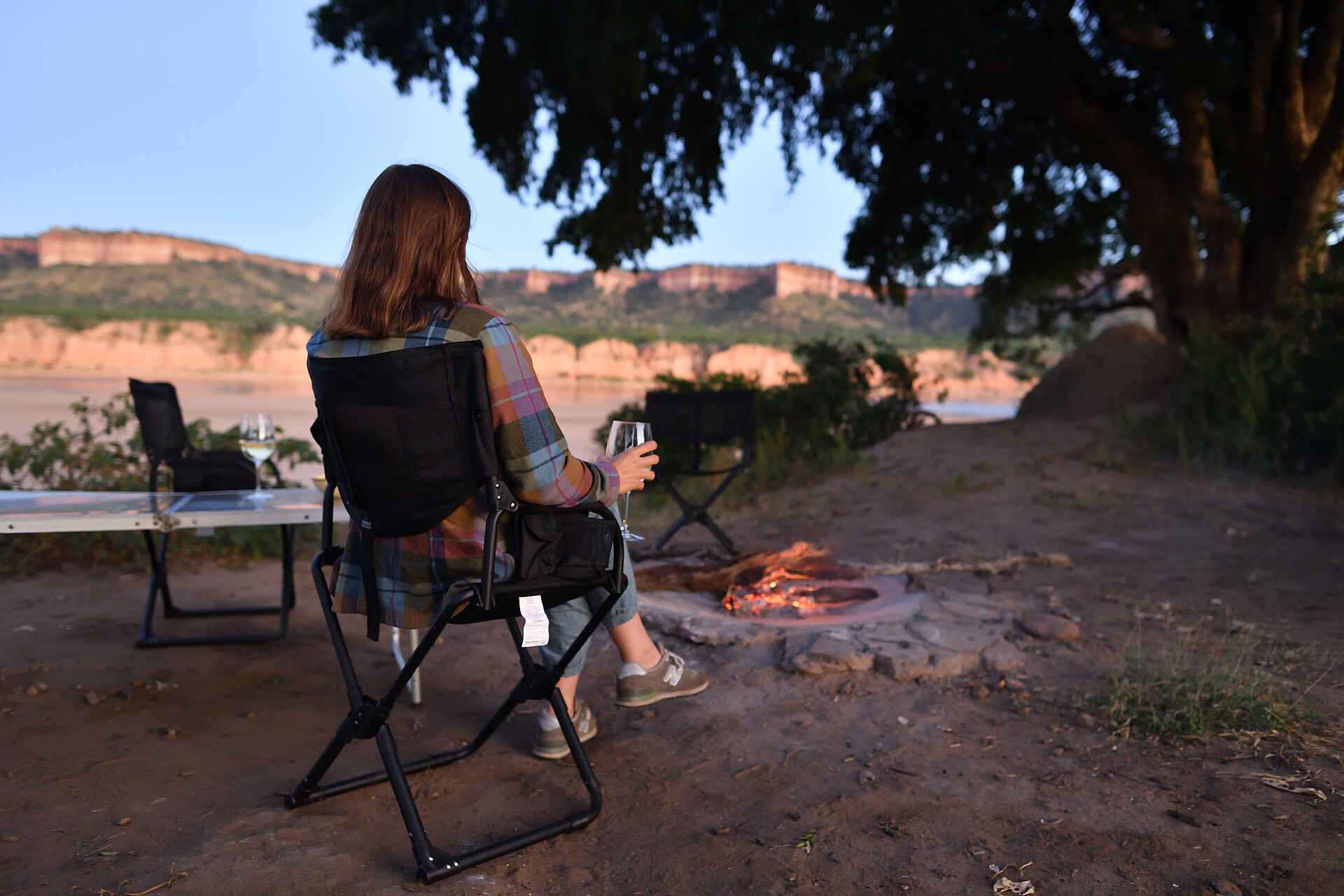 Chilo Ivory Trail Adventure: Am Lagerfeuer Camping, Chilo Gorge Safari Lodge, Chilo Ivory Trail Adventure, Gonarezhou, Mobile Safari, Wildnis, Chilojo Campsite, Chilojo Cliffs, Lagerfeuer, afrikarma, Afrikarma Safaris, Afrikarma Safaris - Wildnis. Hautnah., afrikarma.de