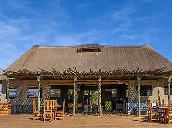 Deka Camp: Hauptgebäude mit Deck Deka Camp: Hauptgebäude mit Deck