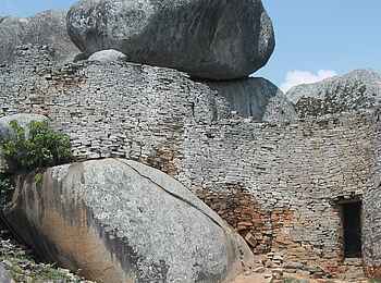 Great Zimbabwe: Schmaler Durchgang Great Zimbabwe: Schmaler Durchgang