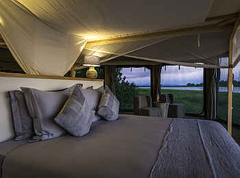 Kuthengo Camp: Doppelbett mit Moskitonetz Kuthengo Camp: Doppelbett mit Moskitonetz