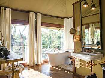 Legendary Mwiba Lodge: Gästebad mit Blick Legendary Mwiba Lodge: Gästebad mit Blick