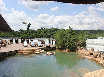 Lemala Wildwaters Lodge: Pool gesamt mit Sonnendeck Lemala Wildwaters Lodge: Pool gesamt mit Sonnendeck