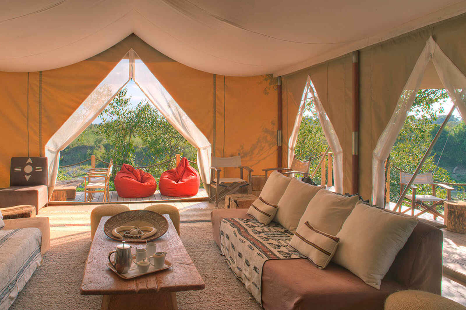 Naibor Camp: Gästezelt mit vielen Sitzmöglichkeiten Naibor Camp: Gästezelt mit vielen Sitzmöglichkeiten