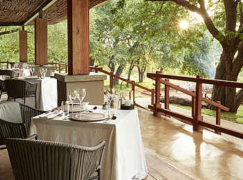 Sanctuary Chobe Chilwero: Gedeckte Tische auf der Terrasse Sanctuary Chobe Chilwero: Gedeckte Tische auf der Terrasse