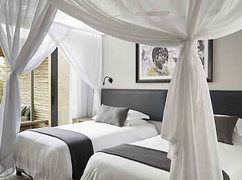 Sanctuary Olonana: Twin-Betten im Familienzimmer der Geoffrey Kent Suite Sanctuary Olonana: Twin-Betten im Familienzimmer der Geoffrey Kent Suite