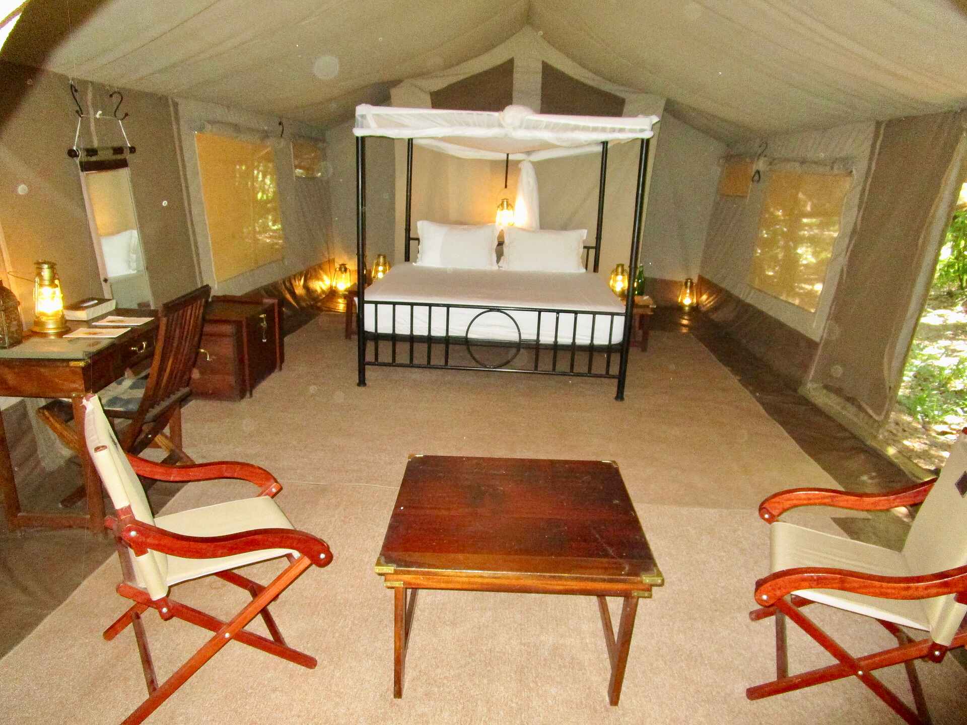 Sentinel Mara Camp: Gästezelte mit Doppelbett Afrikarma Safaris, Afrikarma Safaris.Wildnis.Hautnah, Afrikarma.de, Bett, Kerzen, Sentinel Mara Camp, Spiegel, Stühle, Teppich, Tisch