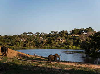 Simbavati Hilltop Lodge: Außenansicht des Camps vom Timbavati