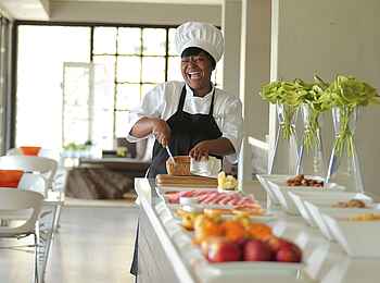 &Beyond Phinda Forest Lodge: Anrichten des Frühstücks