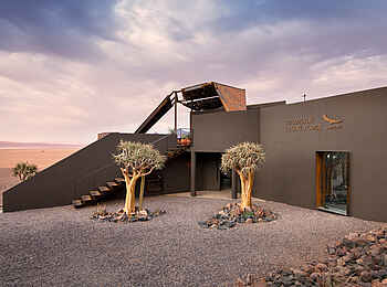 andBeyond Sossusvlei Desert Lodge: Der Eingang zur Lodge andBeyond Sossusvlei Desert Lodge: Der Eingang zur Lodge