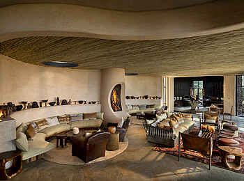 andBeyond Suyian Lodge: Die gemütliche Lounge mit offenem Kamin andBeyond Suyian Lodge: Die gemütliche Lounge mit offenem Kamin