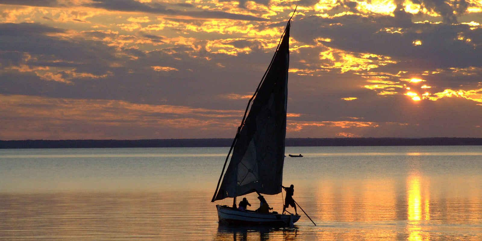 Azura Benguerra Island: Dhow im Abendlicht Azura Benguerra Island: Dhow im Abendlicht