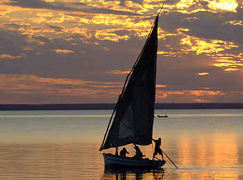 Azura Benguerra Island: Dhow im Abendlicht Azura Benguerra Island: Dhow im Abendlicht