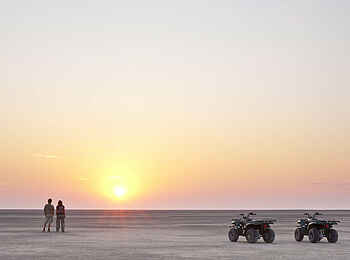 Camp Kalahari: Sonnenuntergang in der Ntwetwe Pan