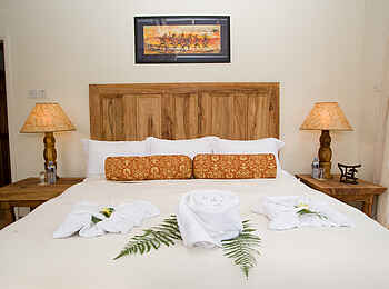 Clouds Mountain Gorilla Lodge: Zur Begrüßung hergerichtetes Doppelbett